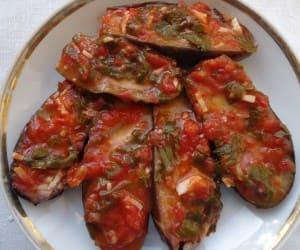 Баклажаны тушеные с помидорами и зеленью