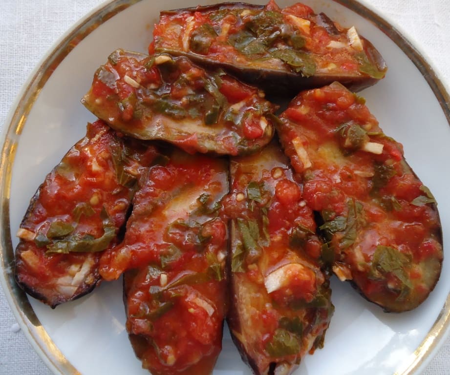 Баклажаны тушеные с помидорами и зеленью