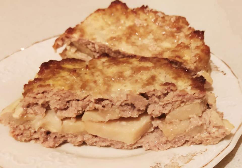 Фарш с яблоками в духовке