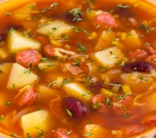 Фасолевый суп с колбасками