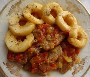 Говядина с помидорами, яблоками и сладким перцем