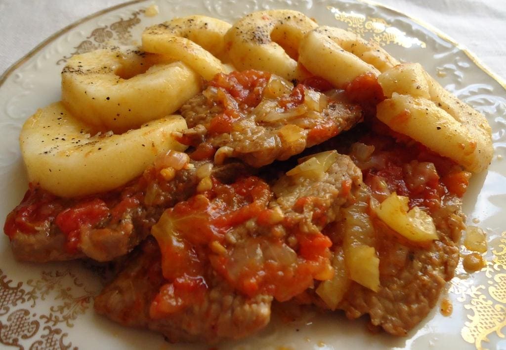 Говядина с помидорами, яблоками и сладким перцем Говядина с помидорами, яблоками и сладким перцем