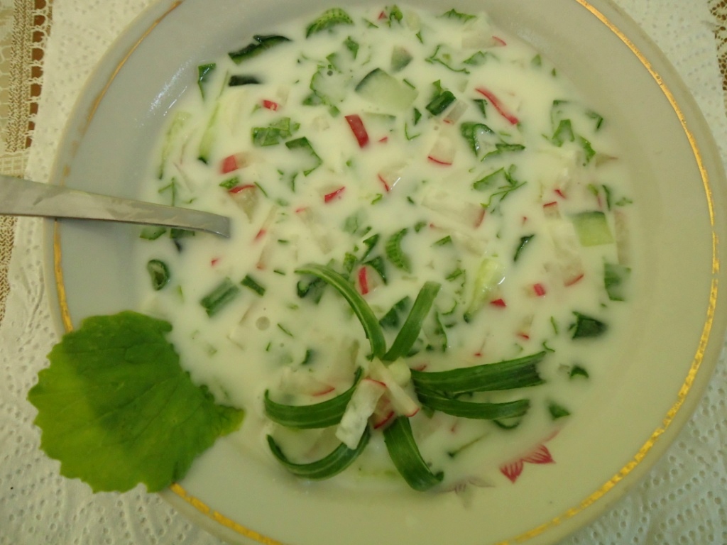 Холодный суп с редиской