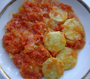 Кабачки с морковью и помидорами