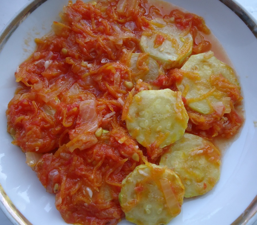 Кабачки с морковью и помидорами