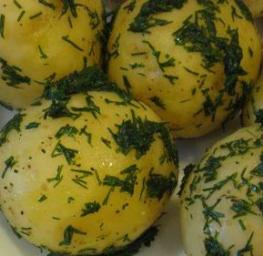 Отварной картофель с чесноком и укропом