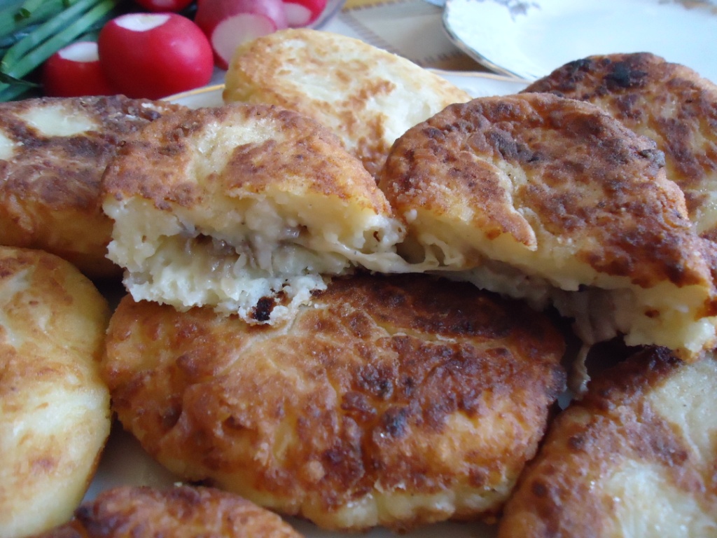 Картофельные зразы с грибами и сыром