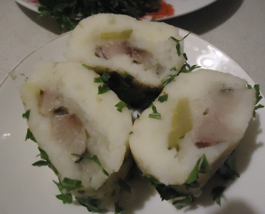 Картофельный рулет с селедкой