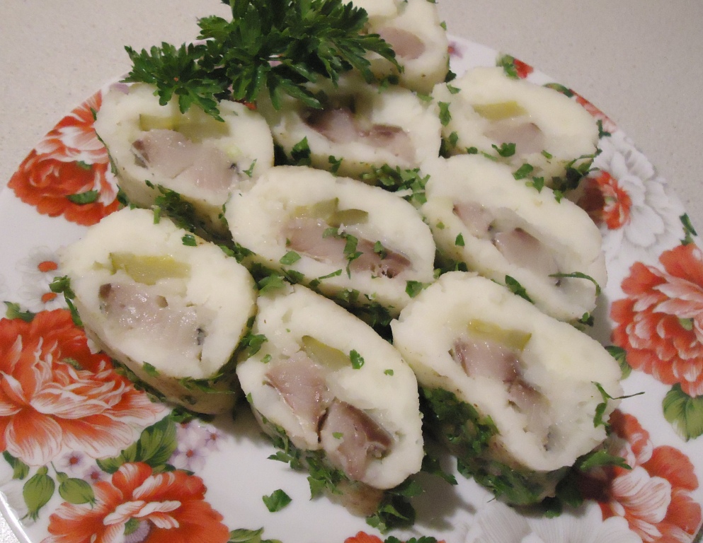 Картофельный рулет с селедкой Картофельный рулет с селедкой