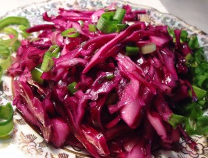 Краснокочанная капуста с зеленым луком