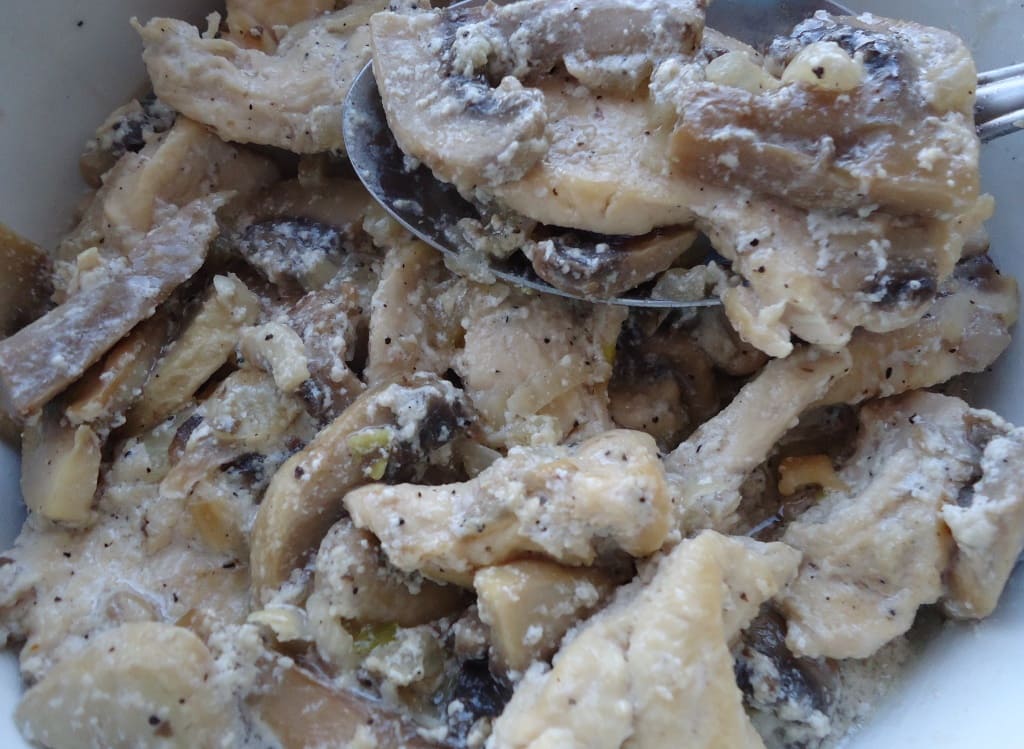 Куриная грудка в сметане с шампиньонами Куриная грудка в сметане с шампиньонами