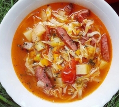 Овощной суп с копчеными колбасками
