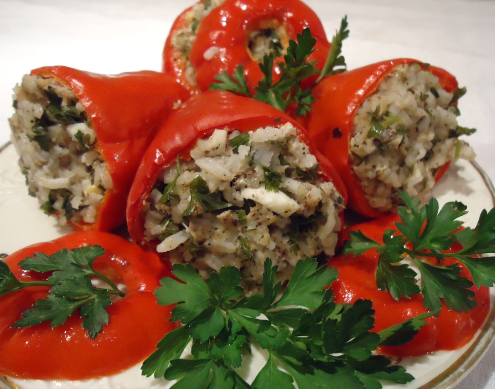 Перец фаршированный рисом и сардинами