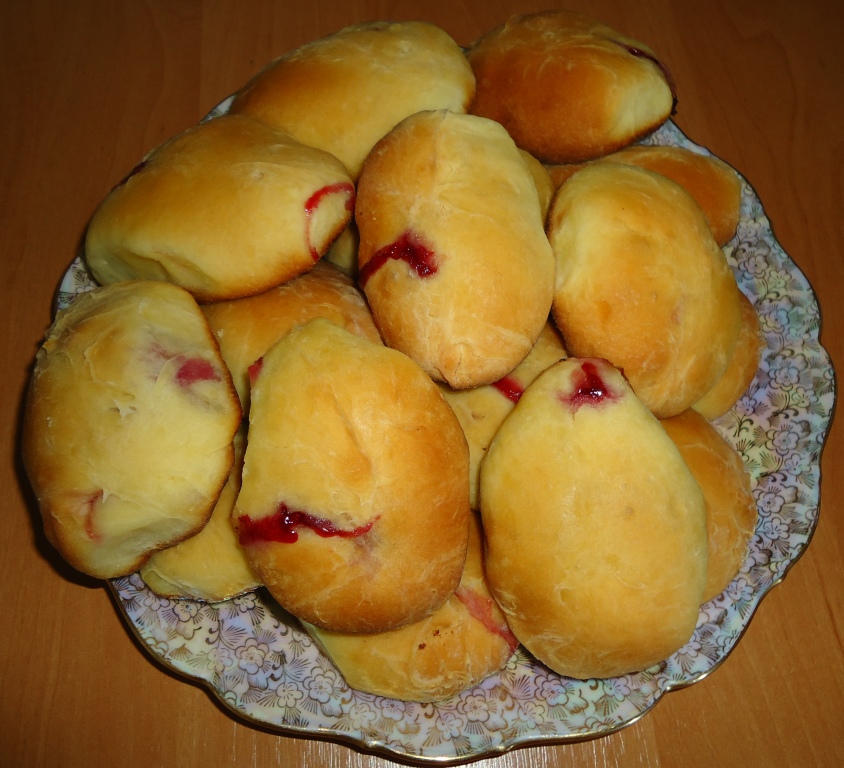 Пирожки с вишнями из дрожжевого теста
