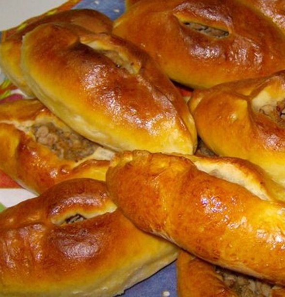 Рассетегаи с начинкой из куриного мяса