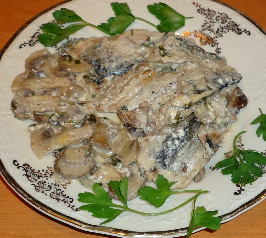 Салака с грибами в сметане