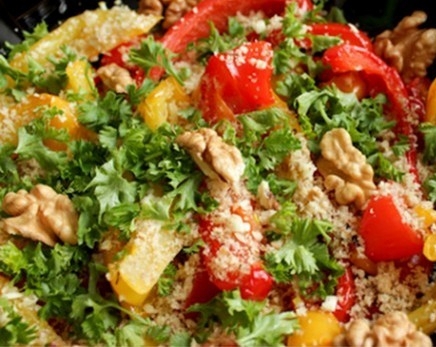 Салат из сладкого перца с чесноком и орехами