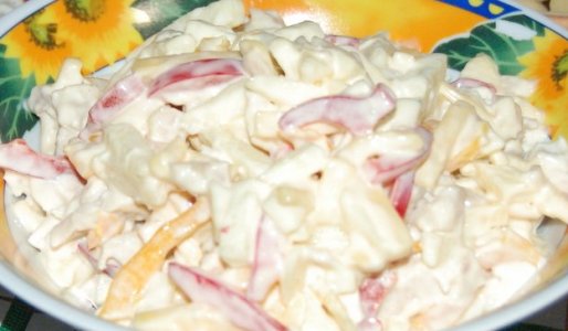 Сырный салат с яблоками