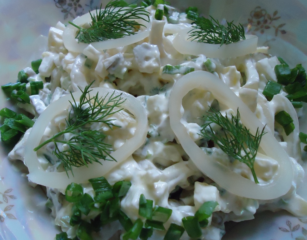 Салат с кальмарами