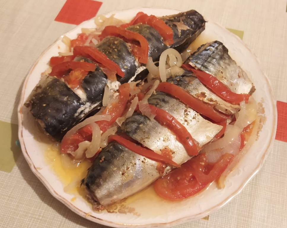 Скумбрия с помидорами Скумбрия с помидорами