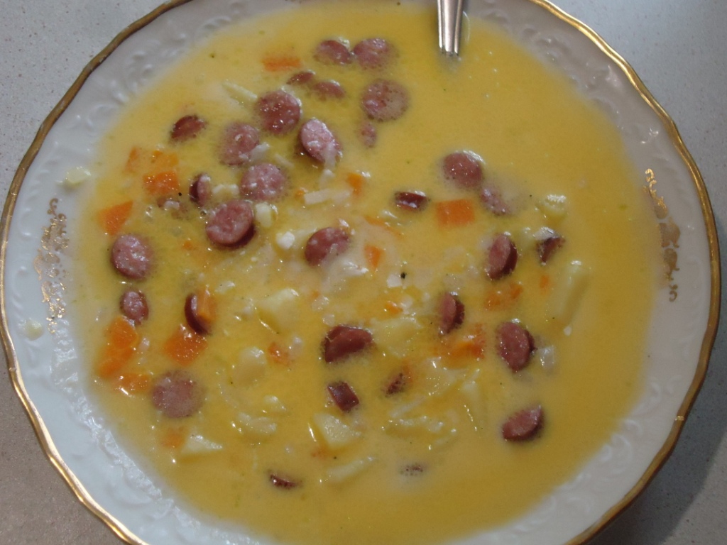Сырный суп с копчеными колбасками Сырный суп с копчеными колбасками