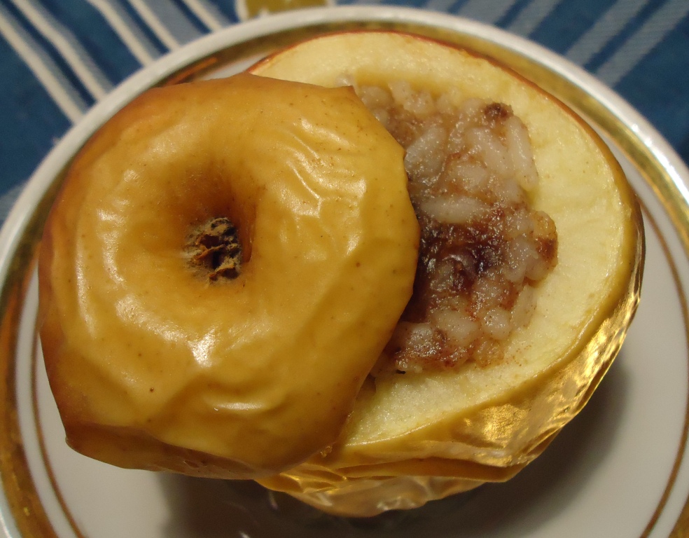 Печеные яблоки с рисом и финиками