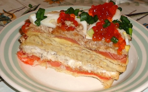 Закусочный торт с рыбными продуктами