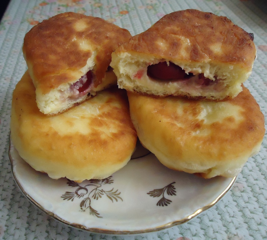Пирожки с вишнями жареные